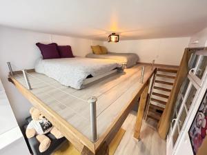 Habitación pequeña con 2 camas y escalera. en MD Apartment Terrace - Disneyland Paris, en Serris
