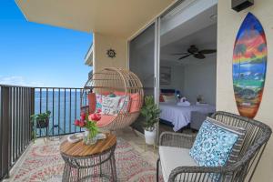 Sapphire Oasis- Heavenly Ocean View and Resort的阳台或露台