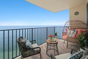 einen Balkon mit Stühlen und Meerblick in der Unterkunft Sapphire Oasis- Heavenly Ocean View and Resort in Kahana