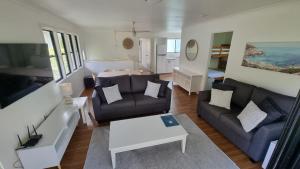 ein Wohnzimmer mit einem Sofa und einem Tisch in der Unterkunft Noosa Lakes Resort in Noosaville