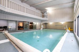 una gran piscina en un edificio en Rum River Resort, en Anoka