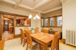 una cucina e una sala da pranzo con tavolo e sedie in legno di Harriet House a Minneapolis