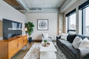 een woonkamer met een bank en een tv bij Sable 74 - One Bedroom in Minneapolis