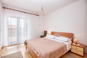 Postel nebo postele na pokoji v ubytování Apartments by the sea Grebastica, Sibenik - 482