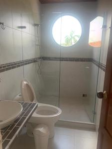 La salle de bains est pourvue d'une douche, de toilettes et d'un lavabo. dans l'établissement Casa campestre Hacienda la estancia, en Melgar con piscina privada, à Melgar