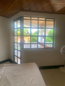 - une chambre avec une fenêtre et un lit en face dans l'établissement Casa campestre Hacienda la estancia, en Melgar con piscina privada, à Melgar