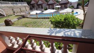 - un balcon d'une maison avec une piscine dans l'établissement HỒNG BIN RESORT, à Duong Dong