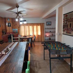 uma sala de estar com mesas de pingue-pongue e uma sala de jantar em Cabaña - Casa de campo La Tati em Ullún