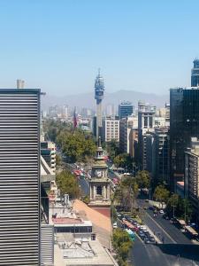 een stad met een klokkentoren in het midden van een stad bij R&B Apartments in Santiago