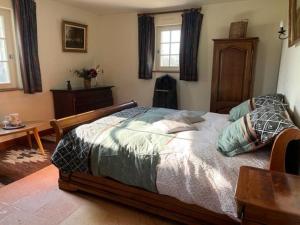 Кровать или кровати в номере Gîte Dehault, 5 pièces, 14 personnes - FR-1-410-382
