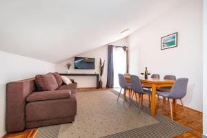 un salon avec un canapé et une table dans l'établissement Family-friendly apartments with swimming pool Sveti Filip i Jakov, Biograd - 20861, à Sveti Filip i Jakov