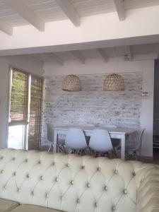 - une salle à manger avec une table et des chaises dans l'établissement Casa de Balsa, à Neuquén
