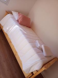 a bed in a corner of a room at Casa de Balsa in Neuquén