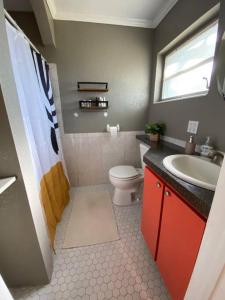 A bathroom at Happy Days at Two Oaks Entire Home Minutes From Beautiful Lake Hollingsworth