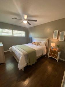 A bed or beds in a room at Happy Days at Two Oaks Entire Home Minutes From Beautiful Lake Hollingsworth