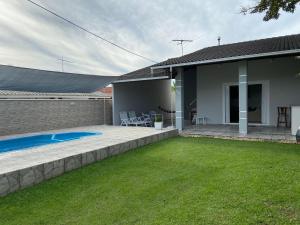 Casa con patio trasero con piscina en Aconchegante casa com piscina, en Florianópolis