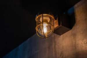 福江町にあるSERENDIP HOTEL GOTOの天井から吊るされた光