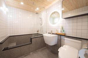 łazienka z umywalką, toaletą i wanną w obiekcie Stay Hwangchon w mieście Gyeongju