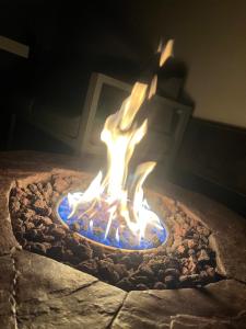Ein Feuer brennt in einem Steinofen in der Unterkunft Maison spa sauna in Morangis