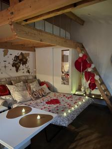 Habitación con cama y loft con globos en Maison spa, en Morangis