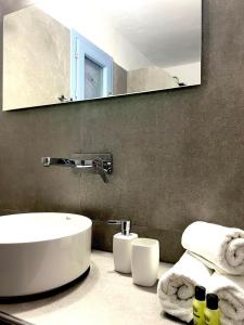 y baño con lavabo y espejo. en Anna Maria Rooms Santorini en Perissa