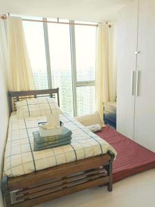 Cama o camas de una habitación en Azure Stays by Josh - Markie's Place (Azure Urban Resort)