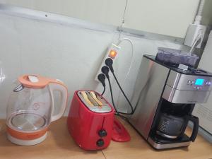 una encimera con cafetera y licuadora en Joa Guesthouse en Gwangju