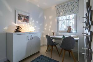 グロヴェにあるFerienhaus Stellaのデスク、椅子、窓が備わる小さな客室です。