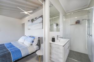 een slaapkamer met een bed, een douche en een wastafel bij Little Ocean Paradise in Bonny Hills