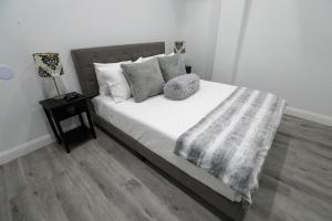 Ένα ή περισσότερα κρεβάτια σε δωμάτιο στο Downtown Easton