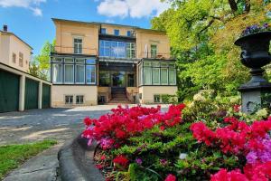 ein großes Haus mit Blumen davor in der Unterkunft Ferienwohnungen Villa Haniel Sophie in Dresden