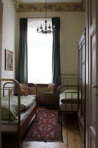 1 dormitorio con 2 camas y ventana en Ferienwohnungen Villa Haniel Julius en Dresden