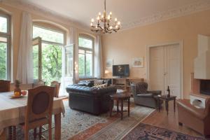 sala de estar con sofá y mesa en Ferienwohnungen Villa Haniel Julius en Dresden
