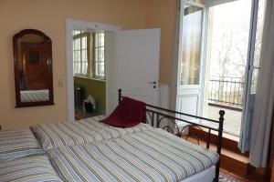 - une chambre avec un lit et une grande fenêtre dans l'établissement Ferienwohnungen Villa Haniel Paul, à Dresde