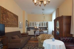 - un salon avec un canapé et une table dans l'établissement Ferienwohnungen Villa Haniel Paul, à Dresde