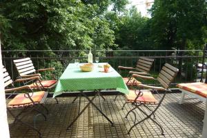 - une table et des chaises sur une terrasse avec une bouteille de vin dans l'établissement Ferienwohnungen Villa Haniel Paul, à Dresde