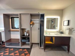 Koupelna v ubytování Holiday Inn Kansas City - Downtown by IHG
