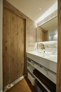 La salle de bains est pourvue d'un lavabo et d'un miroir. dans l'établissement Hotel TORACO konohana, à Osaka