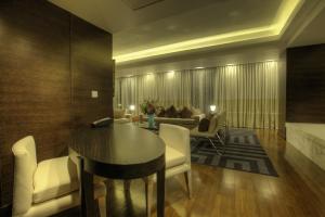 卡拉奇Avari Towers Karachi的带桌子和沙发的餐厅 更多37张照片
