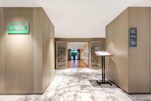 um corredor de um edifício com pisos e paredes em mármore em Radisson Collection Hotel, Yangtze Shanghai em Xangai