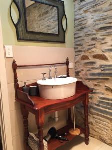 lavabo en una mesa de madera en el baño en Stables by the Vines, en Mintaro