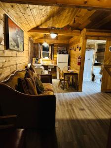 Χώρος καθιστικού στο Country Cabins Hotel