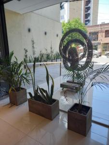 a metal sculpture in a room with plants at Jade Barrio Sur A Estrenar by Citrino Aparts in San Miguel de Tucumán