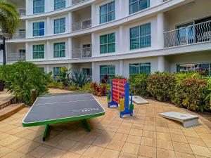 una mesa de ping pong frente a un edificio en Pet friendly in Orlando area near Disney and ESPN Center en Orlando