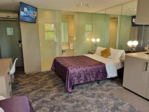 Habitación de hotel con cama y baño en Melbourne ViVo en Melbourne