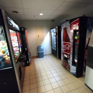 een kamer met twee cocacola machines in een winkel bij Hastings Country Inn in Hastings