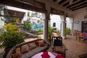 een woonkamer met een bank op een patio bij Serena Vista in Álamos