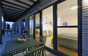 Habitación con mesa, cama y dormitorio. en Cozy Apartment In Lembruchdümmer See, en Lembruch 26 fotos más