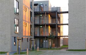 Una vista exterior de un edificio de apartamentos con balcones. en Cozy Apartment In Lembruchdümmer See, en Lembruch
