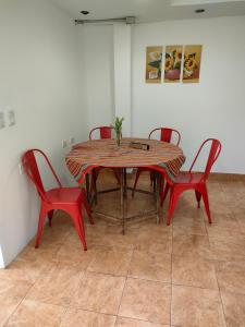 una mesa con 4 sillas rojas y una mesa con en Virgen Cerro en Salta